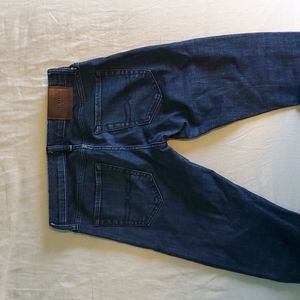 Lucky Brand men's skinny Jeans. Dark denim. Size 28/32. Like new condition.